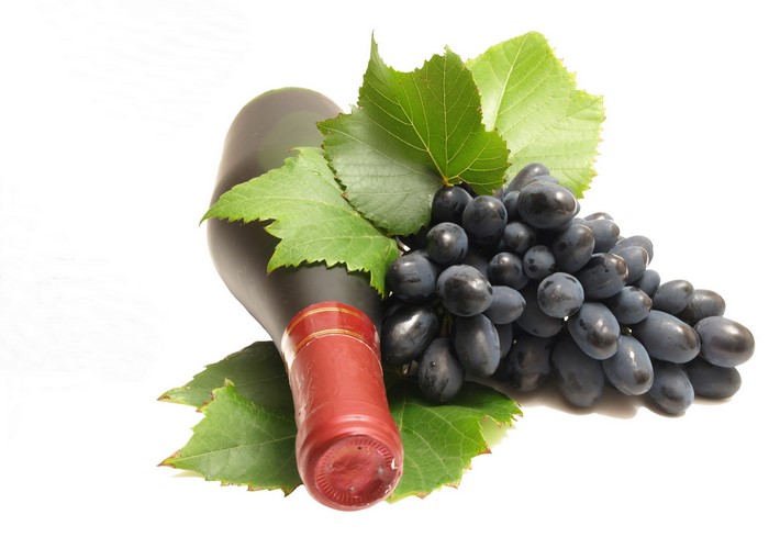 Bottle of wine with grapes and leaves