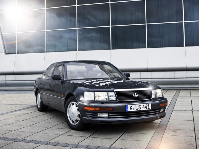 Black Lexus LS 400 UCF10 with K LS 441 license plate
