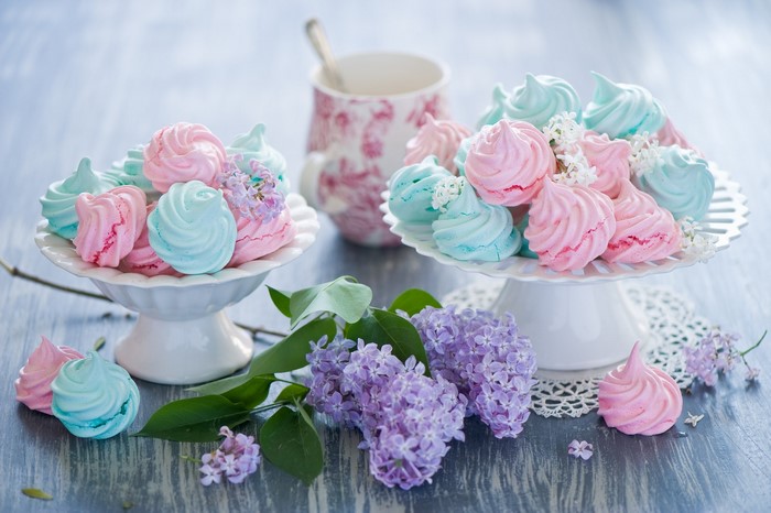 Pink and blue meringues with lilac flowers