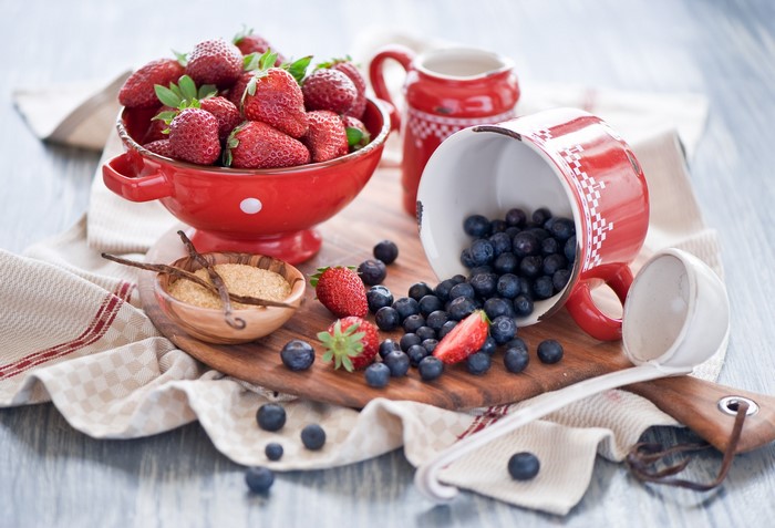 Strawberries and blueberries with sugar and vanilla