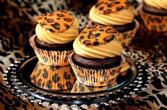 Cupcakes with leopard print decorations