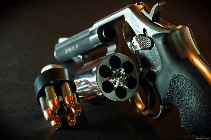 Revolver with speedloader and cartridges