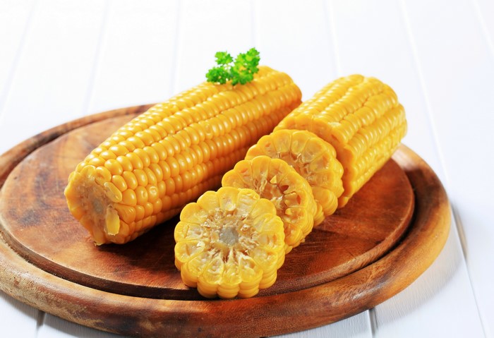 Corn on the cob on a wooden board
