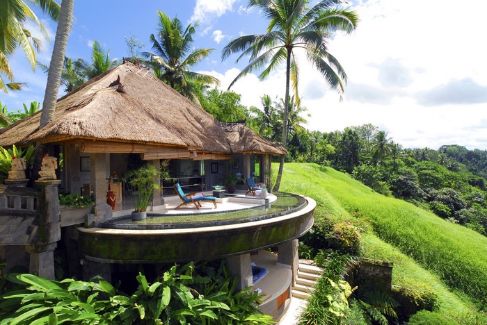 Resort bungalow with infinity pool overlooking a tropical jungle in Bali, Indonesia