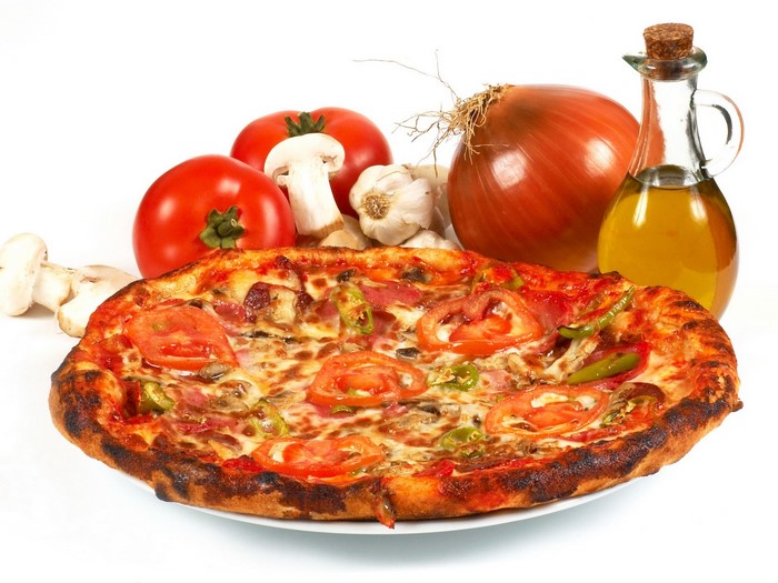 Pizza with tomatoes, mushrooms, onion, garlic, and olive oil