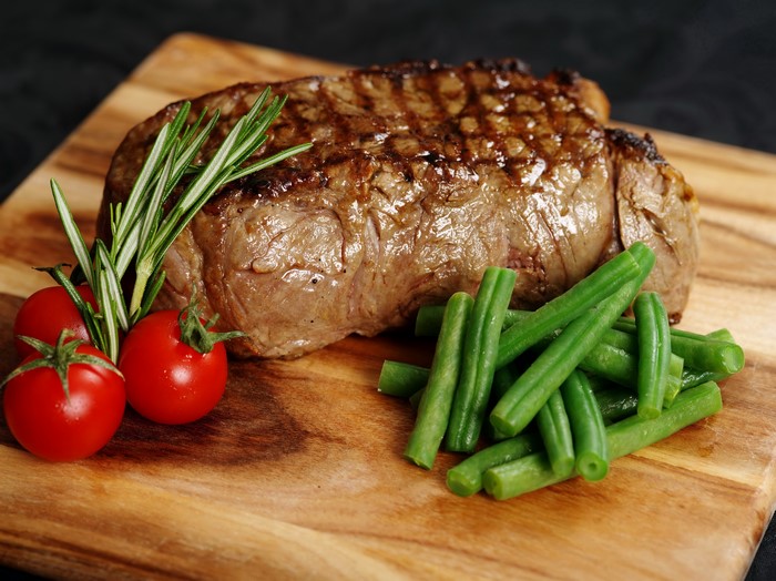 Grilled Steak with Tomatoes and Green Beans