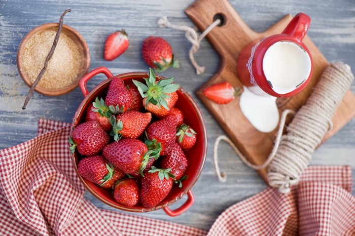 Strawberries with Sugar and Cream