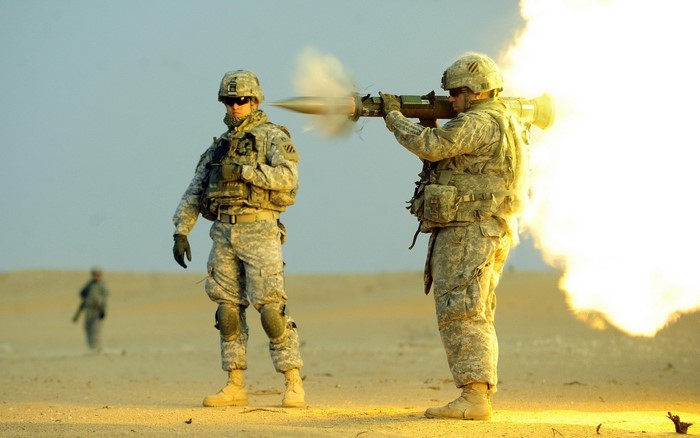 US Army soldiers firing AT-4 rocket launcher