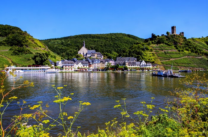 Ellenz-Poltersdorf, Germany riverfront with castle ruins