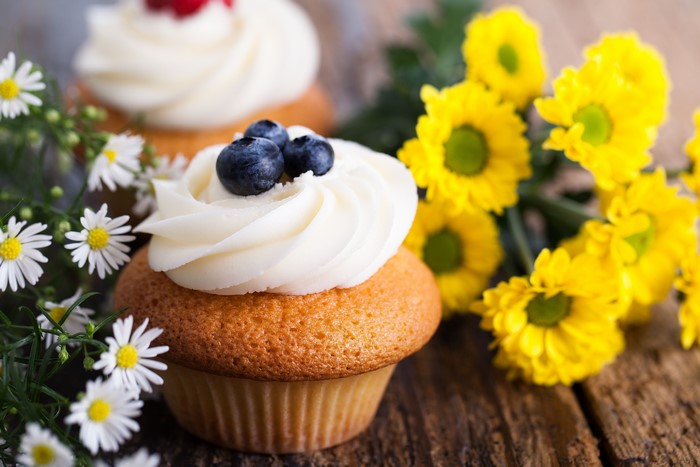 Cupcakes with blueberries and flowers