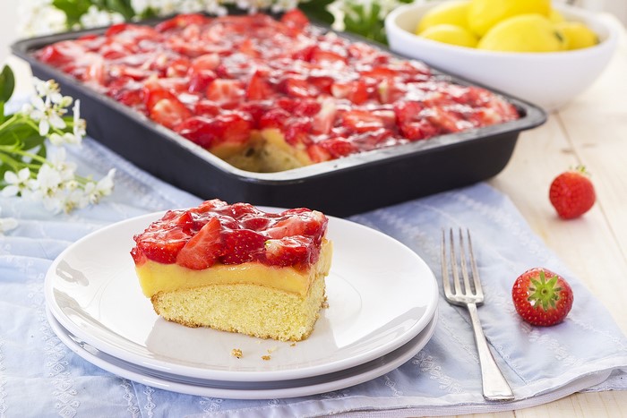 Strawberry cake with custard and fresh strawberries