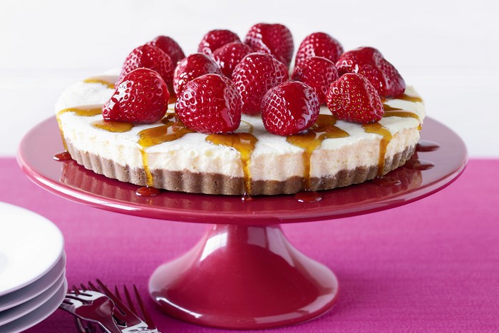 Strawberry cheesecake with caramel drizzle