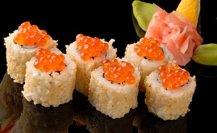 Sushi rolls with salmon roe and pickled ginger