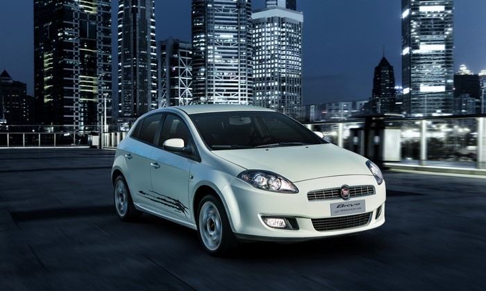 White Fiat Bravo Wolverine Essence driving at night