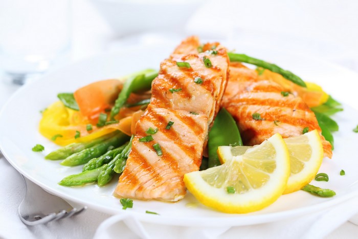 Grilled Salmon with Asparagus and Lemon