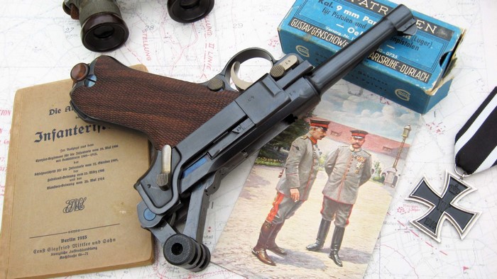 Luger pistol with ammunition box and medal