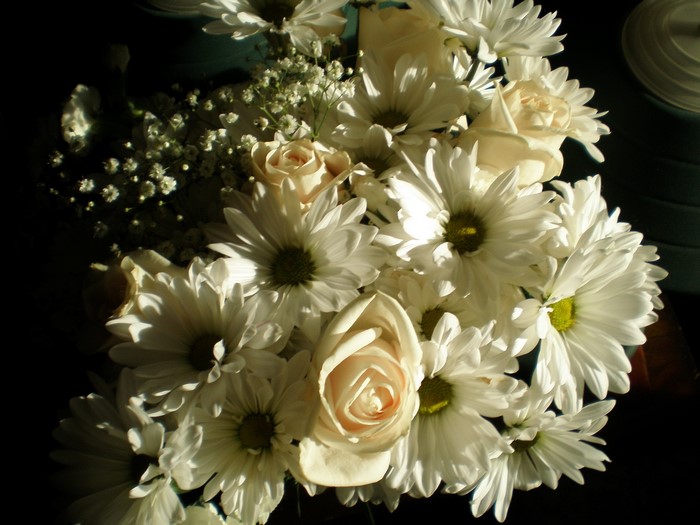White bouquet of daisies and roses