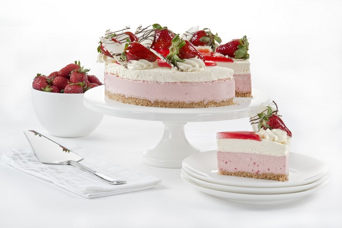 Strawberry cake with fresh strawberries