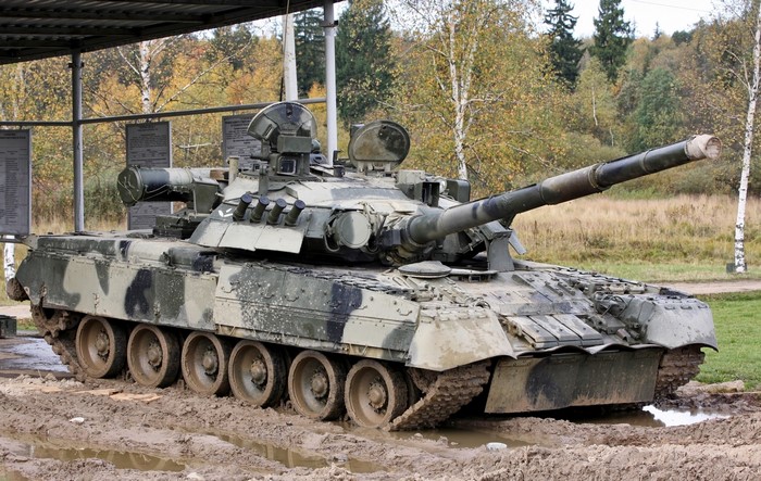 T-80 Ud tank in muddy terrain