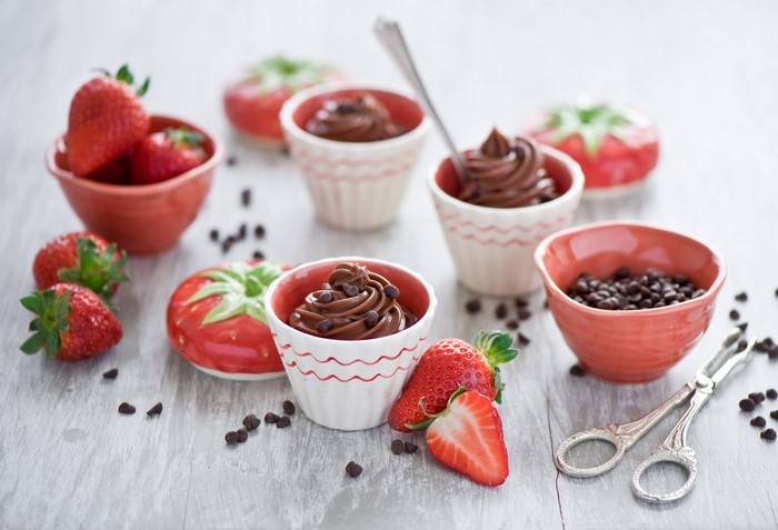 Chocolate mousse with strawberries and chocolate chips