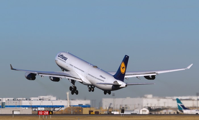4K Airbus A340 Lufthansa Airplane Takeoff