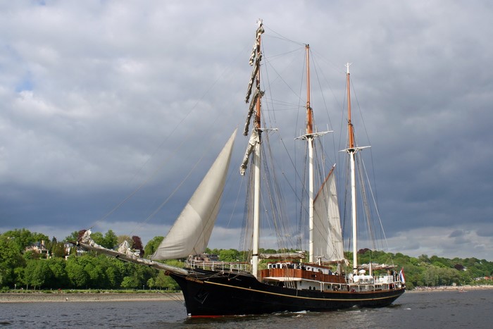 Gulden Leeuw sailing ship on water
