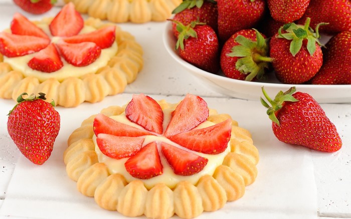 Strawberry cream tarts with fresh strawberries
