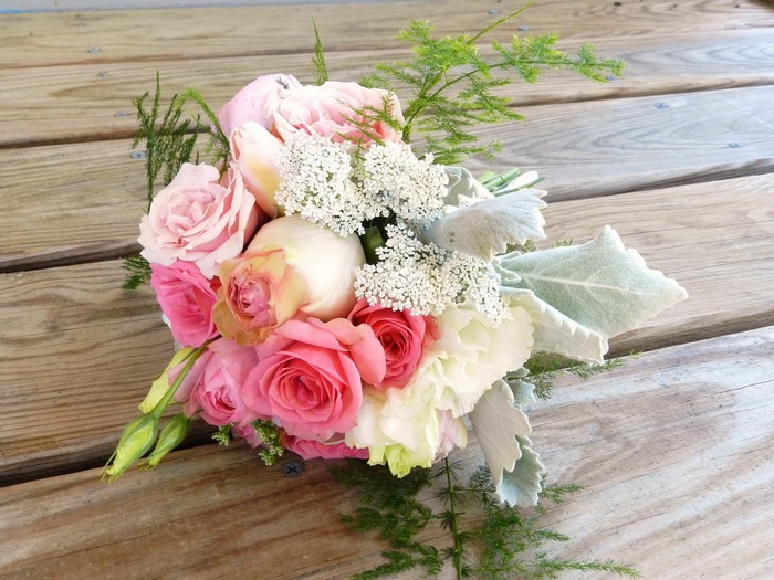 Pink and white roses bouquet on wooden planks