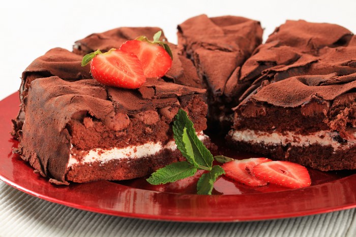 Chocolate cake with strawberries and mint