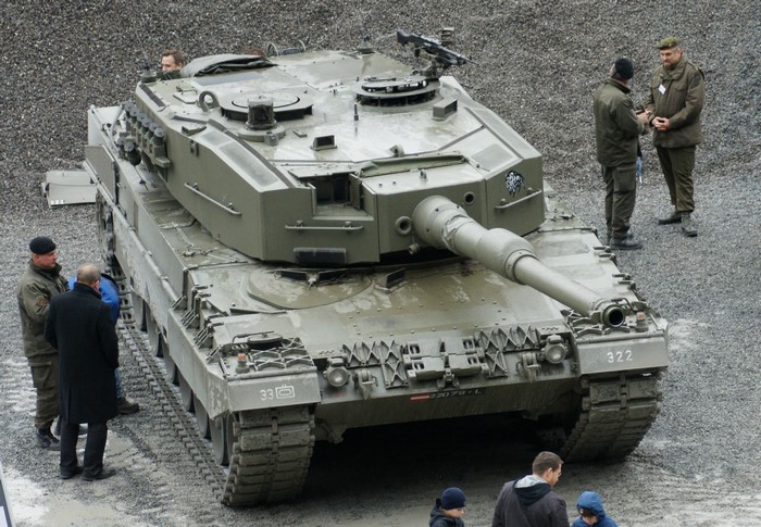 Leopard 2A4 tank with soldiers