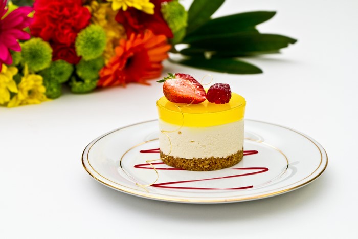 Lemon cheesecake with strawberry and raspberry on a plate