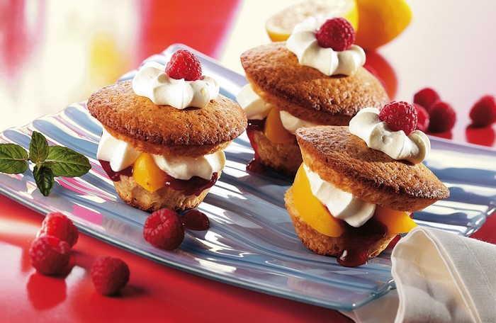 Dessert cakes with raspberries and peaches