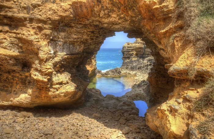 Archway rock formation overlooking the ocean in Victoria, Australia