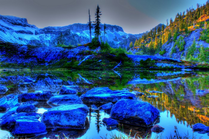 Mountain lake with rocks and trees in Washington, USA