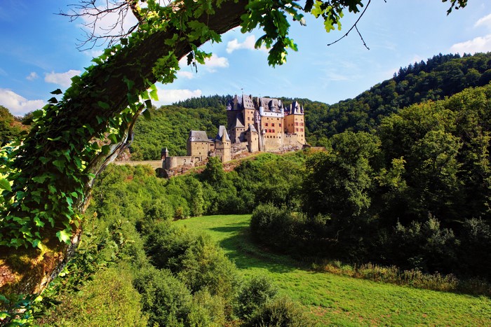 4K Burg Eltz Castle in Germany