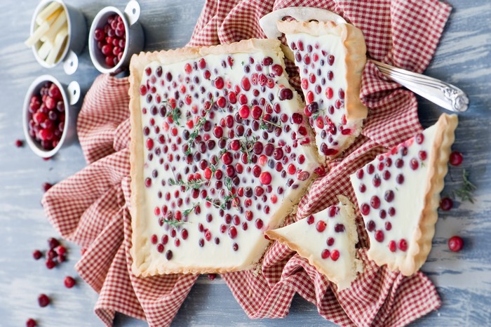 Rectangular tart with cranberries and cream