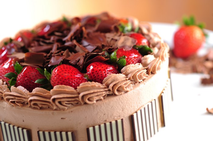 Chocolate cake with strawberries and chocolate shavings