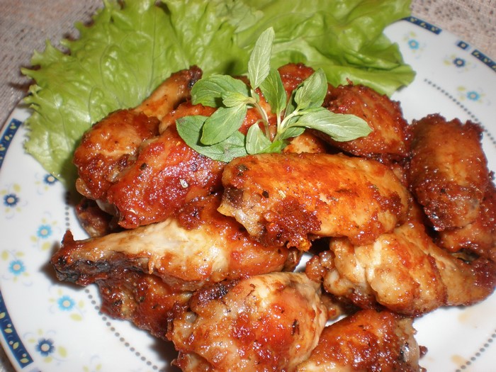 Roasted chicken wings with lettuce and herbs