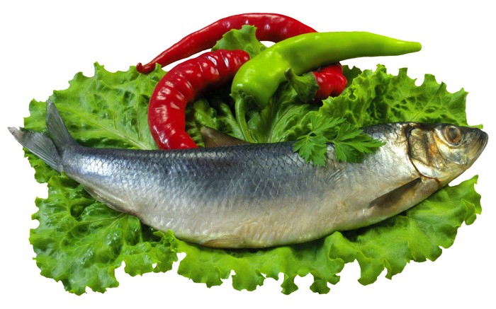 Whole herring fish with chili peppers and lettuce