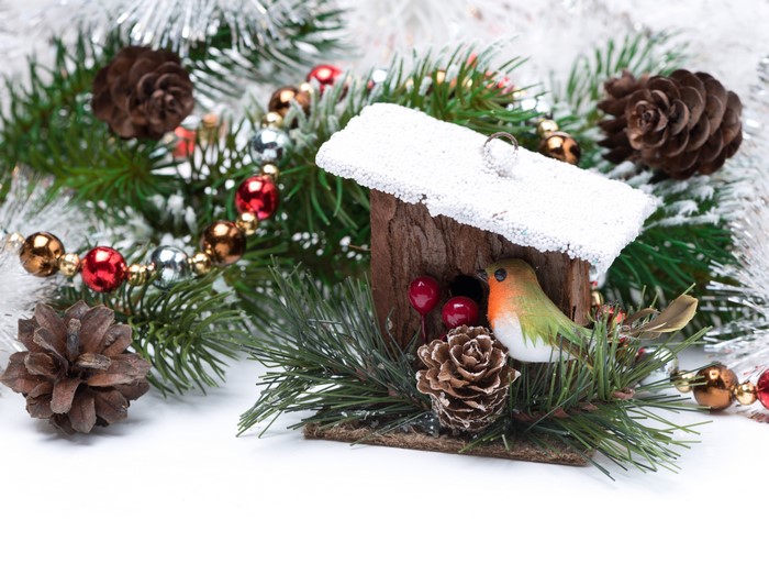 Christmas decoration with birdhouse and pine cones