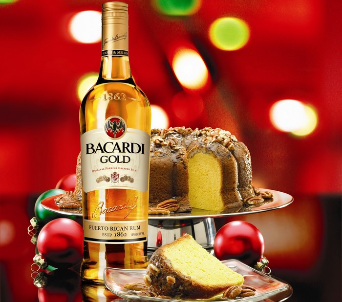 Bacardi Gold bottle with cake and Christmas decorations