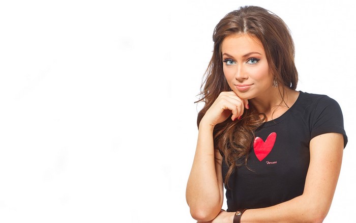 Nastasya Samburskaya with a red heart on her shirt