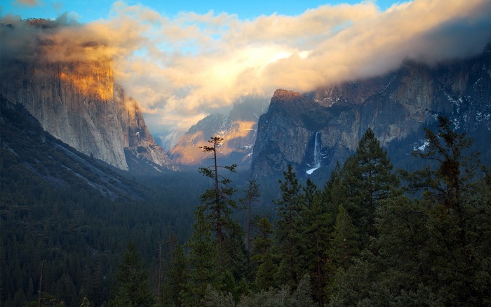 Yosemite Valley with El Capitan and Bridalveil Fall