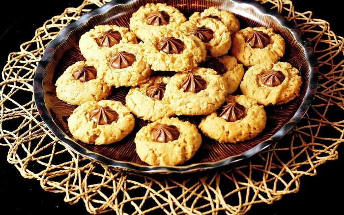 Peanut butter cookies with chocolate filling on a platter