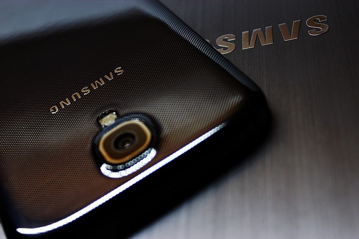 Samsung Galaxy S4 camera lens and logo