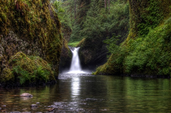 Punchbowl Falls, Oregon, USA