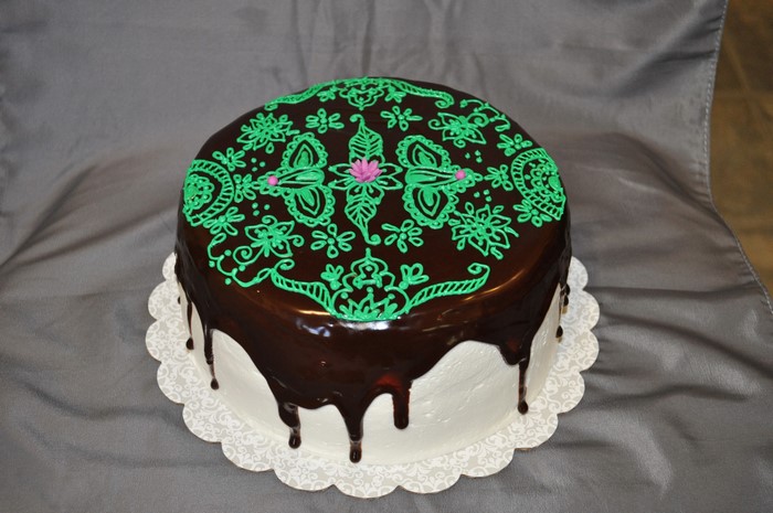 Chocolate cake with green icing design