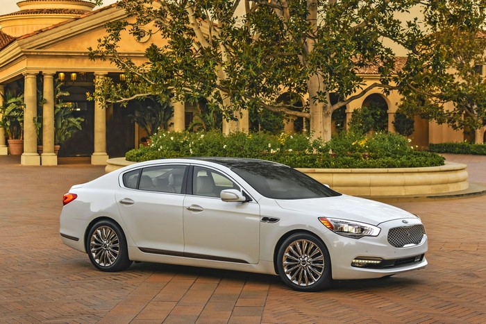 White 2014 Kia K900 Sedan