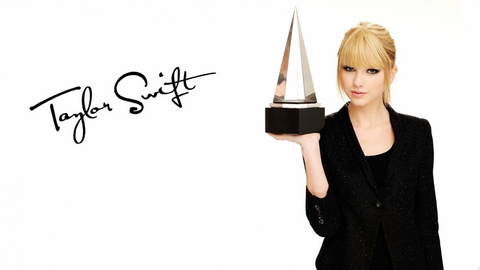Taylor Swift holding an award