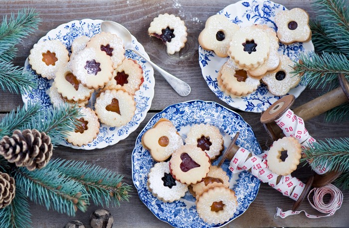 Linzer cookies with jam on blue and white plates